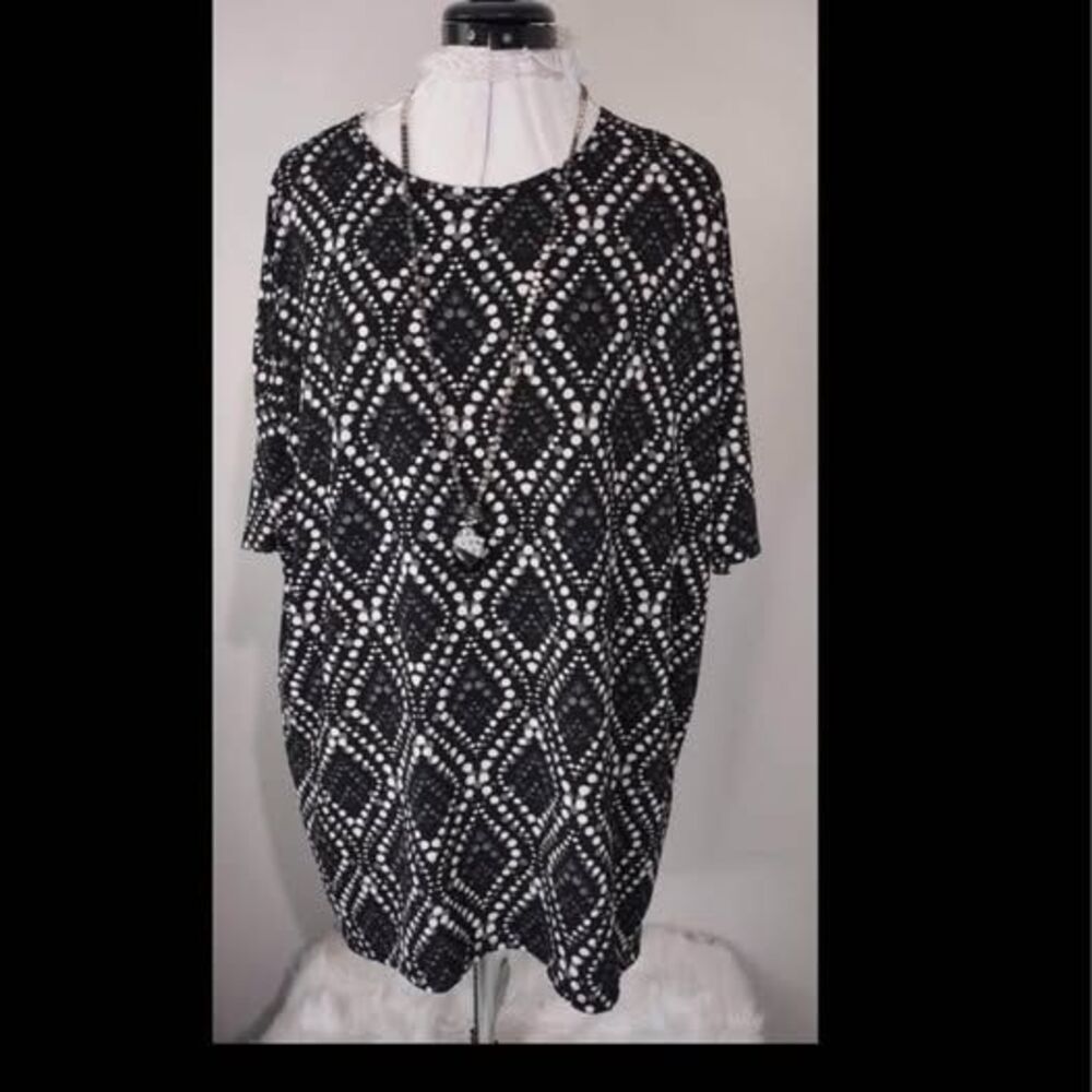 Tunic oversized Medium Lularoe Geometric Diamond pit-pit=26” length=33” C2827